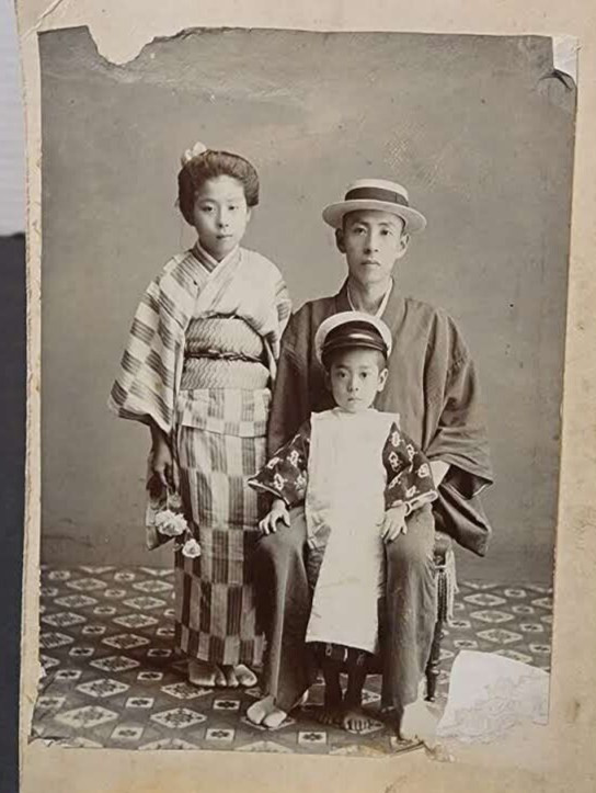 ANTIQUE/VINTAGE SMALL PHOTOGRAPH OF A MAN WITH CHILDREN FROM THE EARLY 1900s