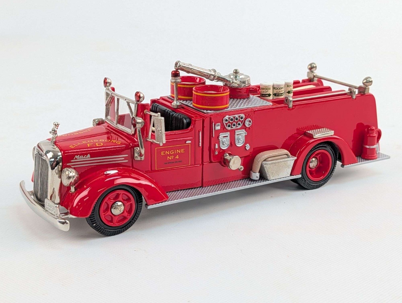 Ashton Models Gold Collection 1949 Mack 95 Model L Pumper Fire Truck w/Ladders
