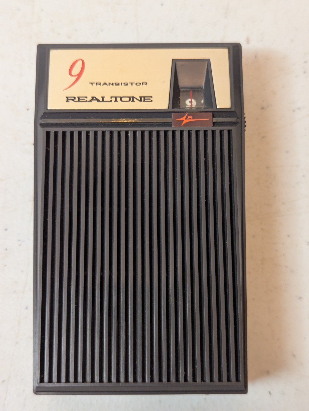 Vintage Realtone  9 Transistor Pocket Radio TR-1946 Made in Japan - Untested