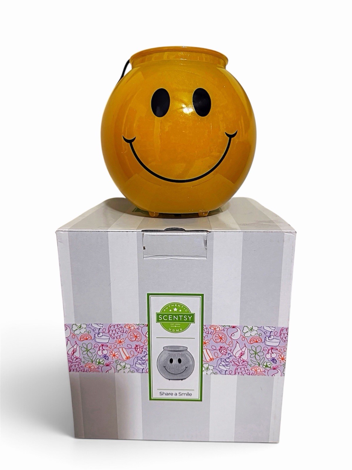 RETIRED Scentsy Share A Smile Wax Warmer New In Box RARE