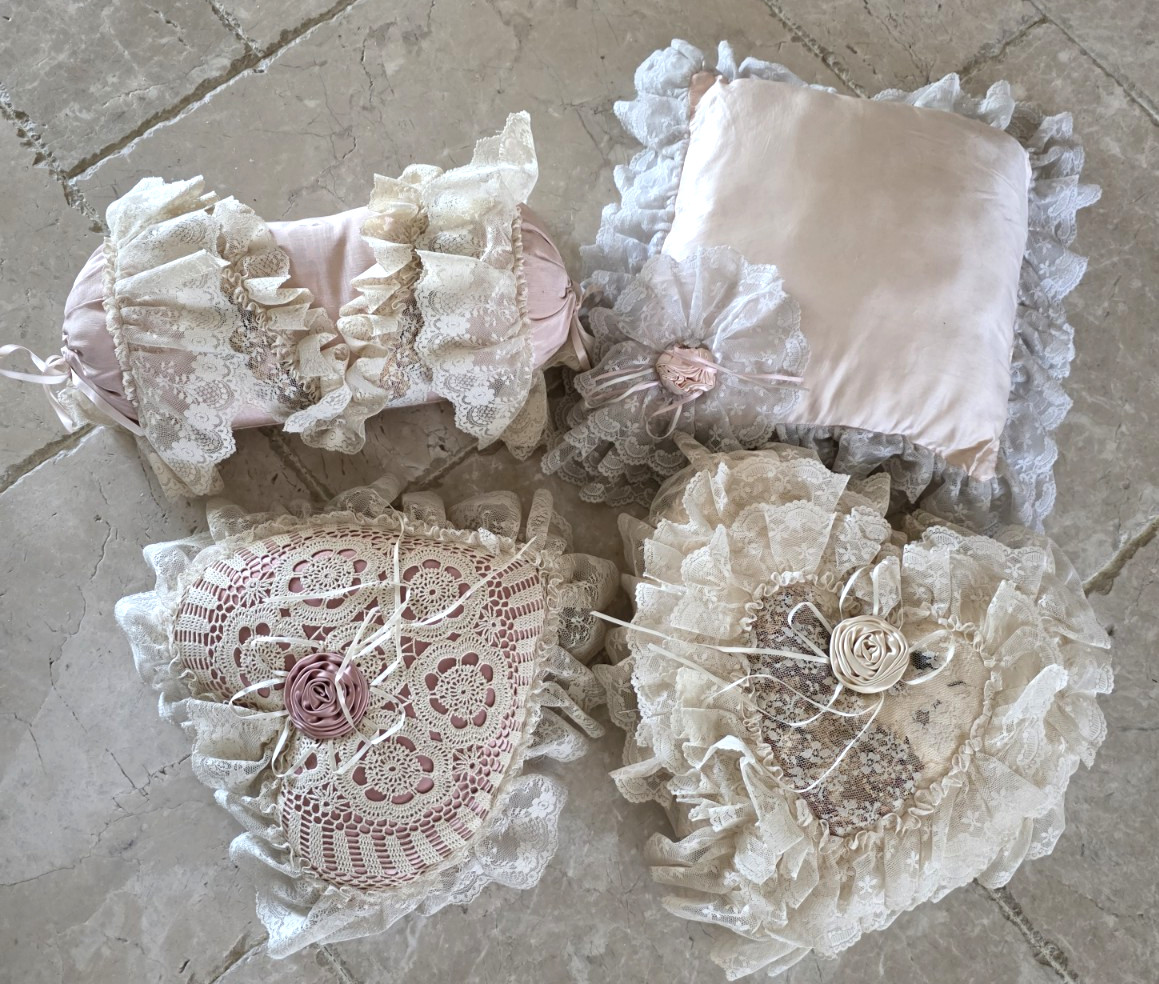 VTG VICTORIAN PILLOWS LACE AND RIBBONS AND BOWS HEARTS 4 IN GROUP BIN03