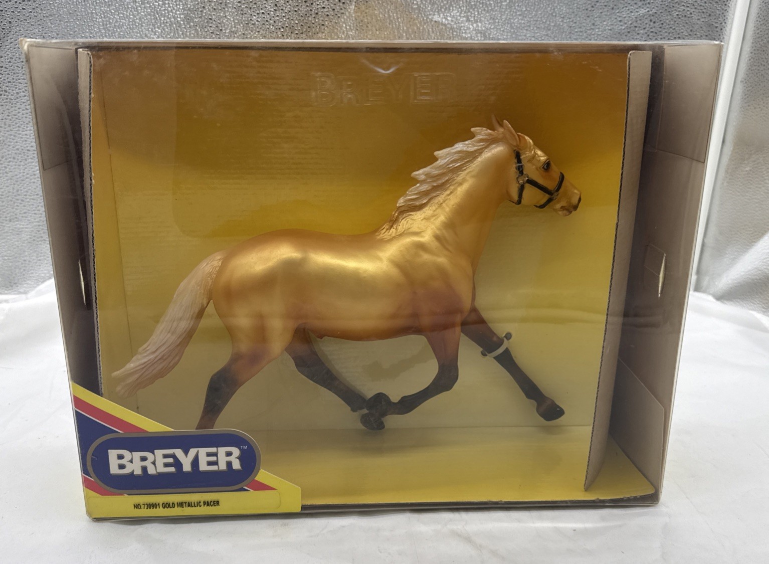 Breyer 2001 #730901 TRU Gold Metallic Pacer Horse of a Different Color Toys R Us