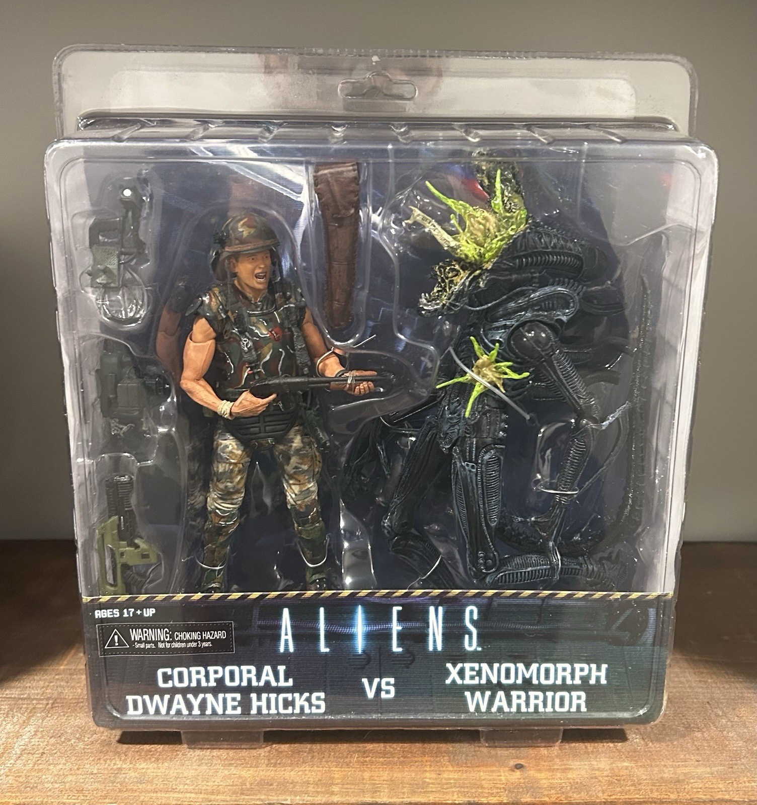 NECA Aliens  Corporal Dwayne Hicks vs Xenomorph Warrior Action Figures