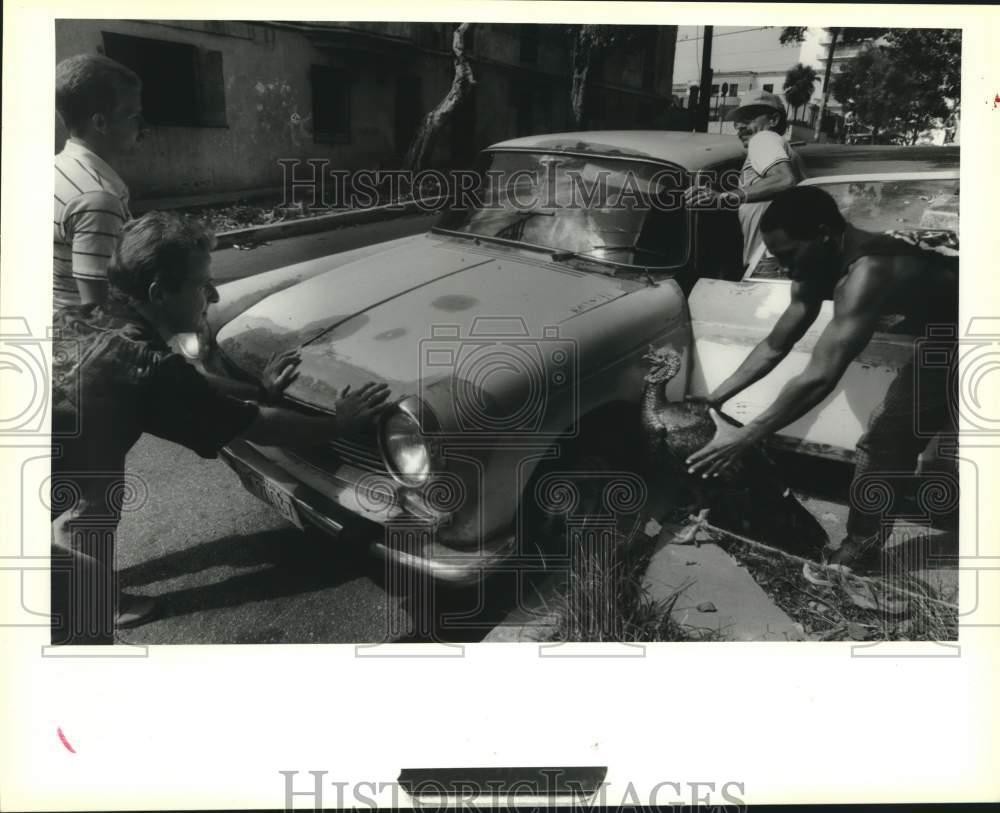 1993 Press Photo Men pushing a stalled car in Cuba - not05708