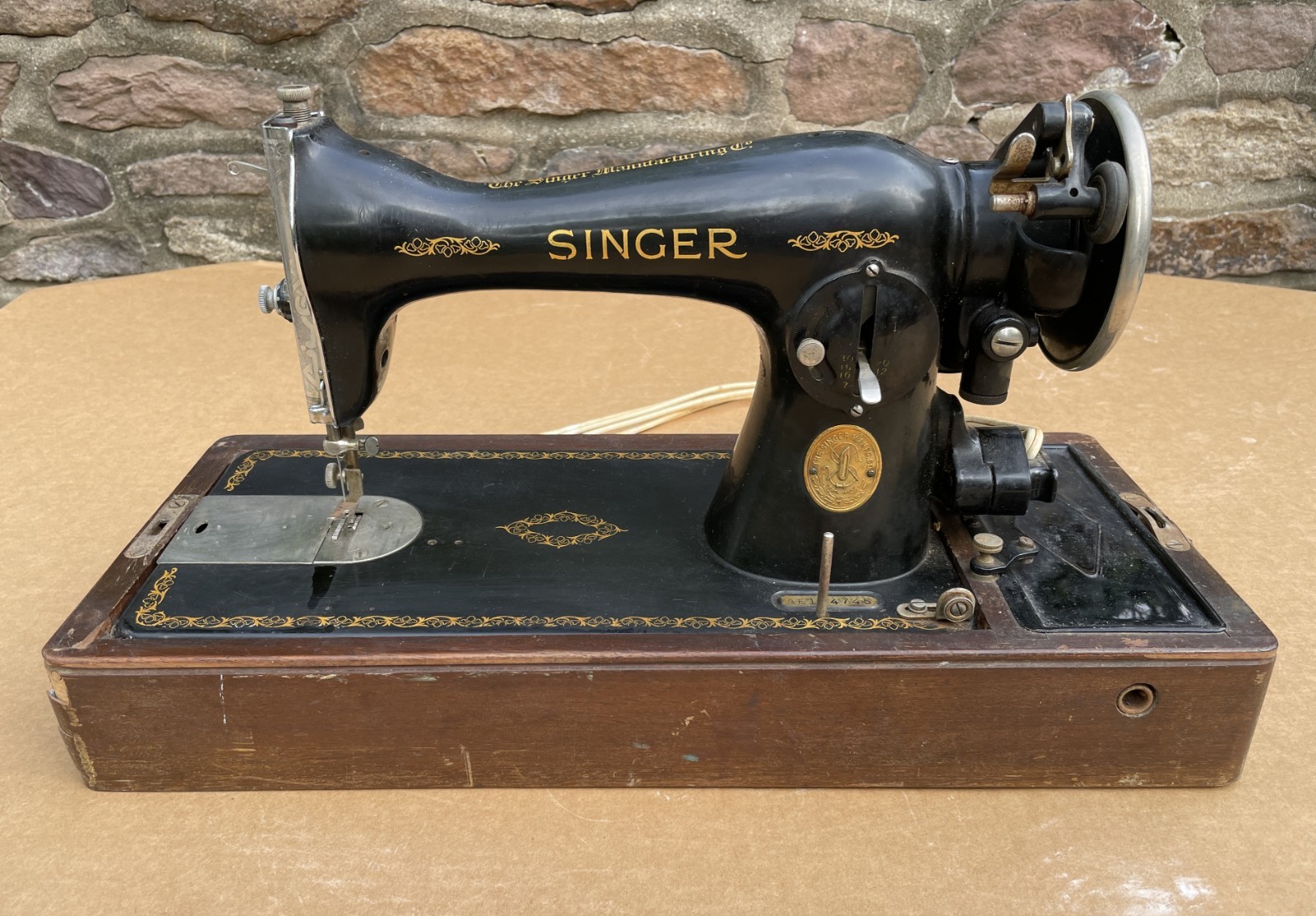 WONDERFUL Vintage SINGER MODEL 15 1936 Sewing Machine Cast Iron Untested