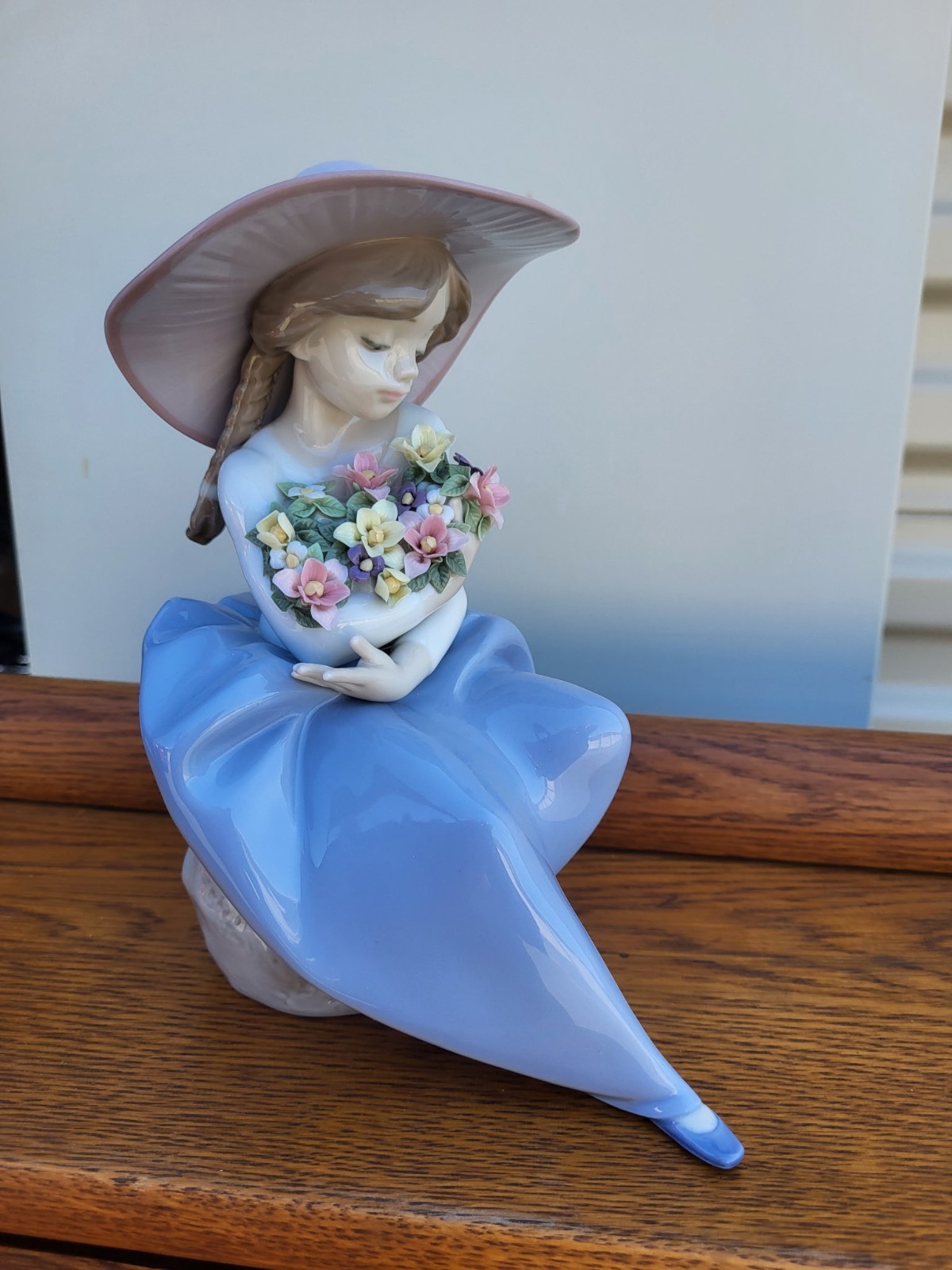 lladro Fragrant Bouquet Girl figurine