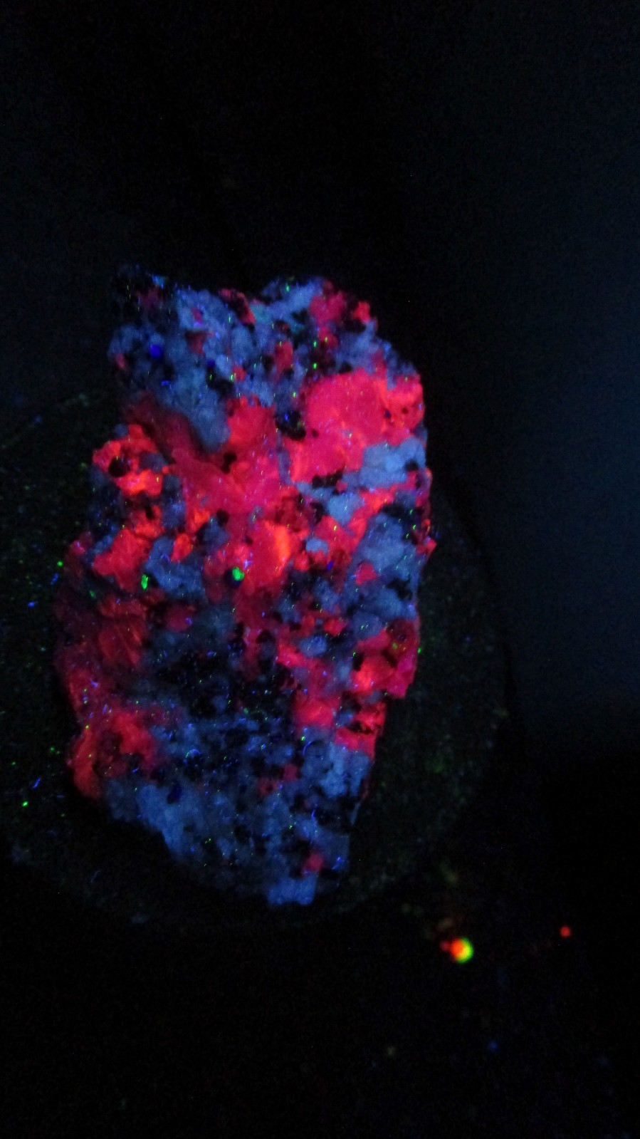 Franklin Fluorescent mineral rock Phosphorescent Chlorophane T76