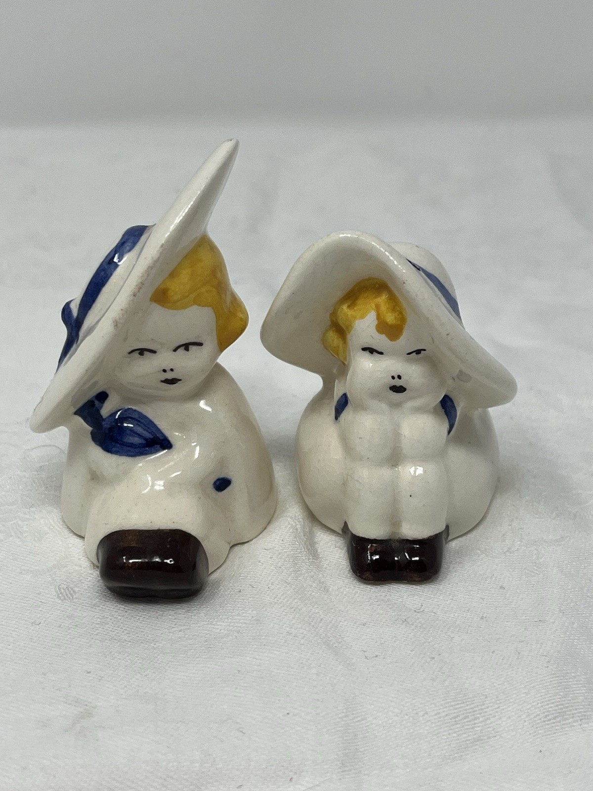 Vintage Hand Painted Ceramic Sunbonnet Girls Salt & Pepper Shakers