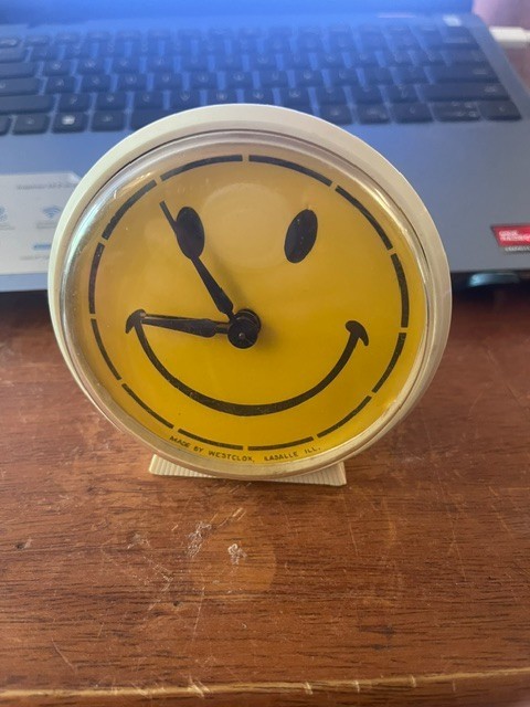 Vintage Westclox 1970s Yellow Plastic Smiley Face Wind Up Alarm Clock Works 4in Vintage Westclox 1970s Yellow Plastic Smiley Face Wind Up Alarm Clock Works 4in
