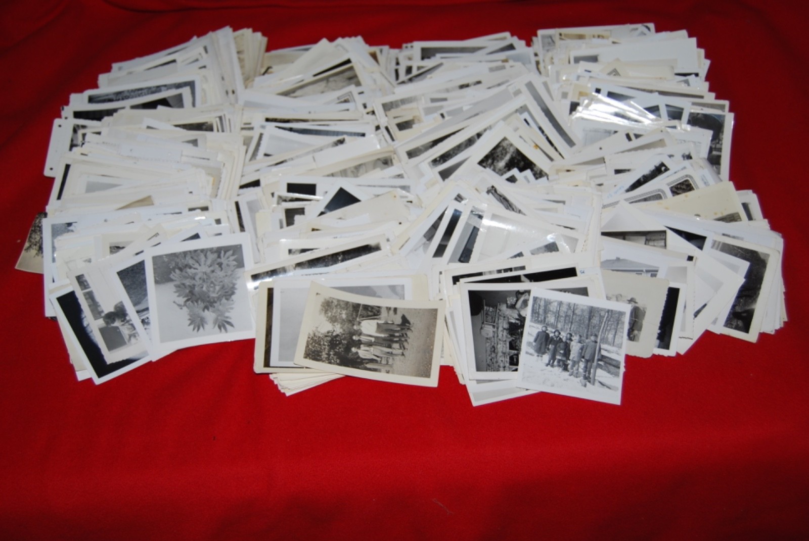 BIG LOT.  2,000 VINTAGE B & W SNAPSHOT PHOTOGRAPHS.  1920s-1970s.