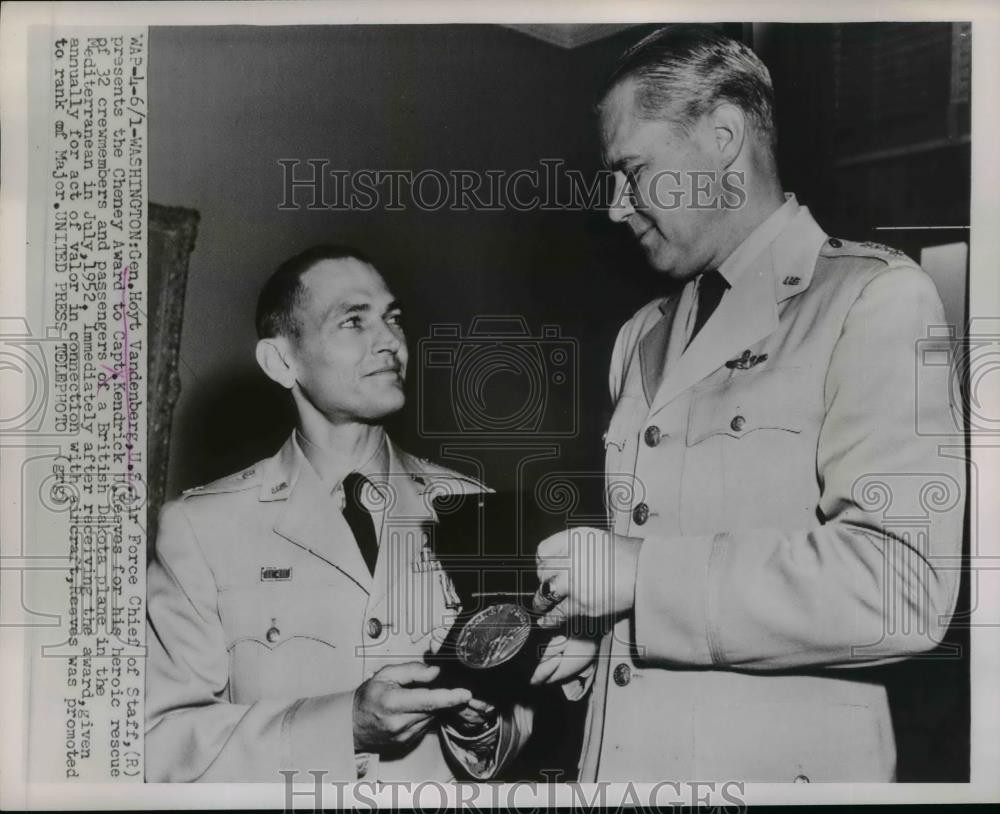 1953 Press Photo Dc Gen Hoyt Vandenberg AF Chief of Staff & Capt K Reaves