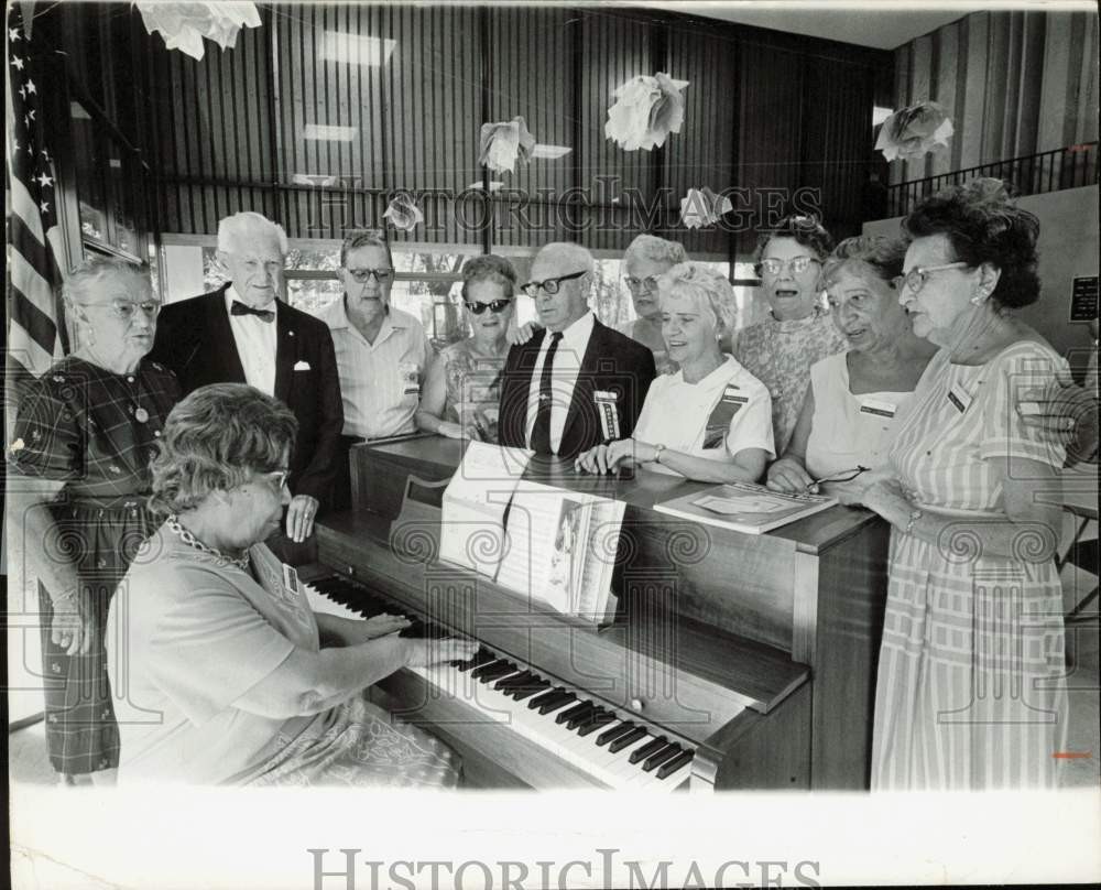 1968 Press Photo Senior Aid Spero Cokine Accompanies Singing Group in Miami
