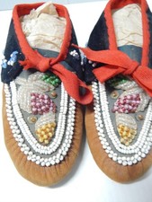 ANTIQUE c1860-80s IROQUOIS INDIAN BEADED CHILD MOCCASINS - MINT - NEVER WORN picture