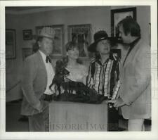 1976 Press Photo Artist Paul Dyck, Mrs Henry Buescher, George Montgomery picture