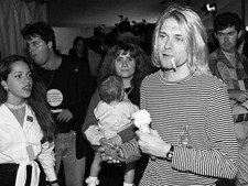 Kurt Cobain Photo - MTV Video Music Awards (VMAs) in Los Angeles, 1993 - 15x20 picture