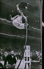 LG830 1963 Wire Photo JOHN UELSES STARTED VAULT SPACE RACE Boston Garden Meet picture