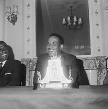 Garfield Sobers Also Known Gary Seated Behind Wisden Trophy A Press R 1966 PHOTO picture