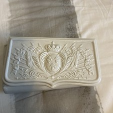 Mottahedeh Design Italy White Ceramic Royal Crest Trinket Box Coat of Arms Lion picture