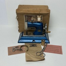 Vintage Casige Toy Sewing Machine Geson Model 1470 w Original Box Inserts picture