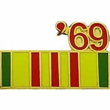 1969 VIETNAM SERVICE RIBBON LAPEL OR HAT PIN picture