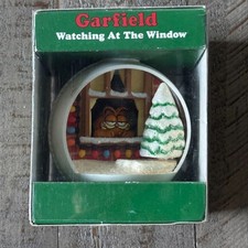 Vintage 1990s Enesco Garfield Watching At The Window Christmas Ornament Diorama picture