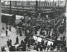 Crowd at Waterloo Station in London England 1919 OLD PHOTO picture