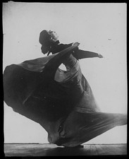 Photo:Unidentified woman dancing picture