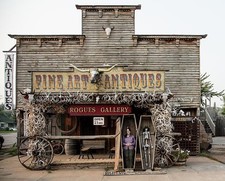 Photo:Hulett Wyoming Carol M. Highsmith 2015 Rogues Gallery Antiques Shop picture