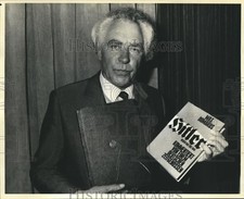 1990 Press Photo Hans Booms, holds up the alleged Hitler Diaries by Max Domarus picture
