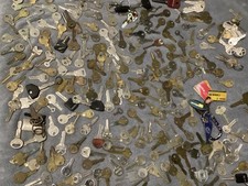 Big Lot - Vintage Keys & Keychains 300+ Old Brass Car/Home/Cabinet - Crafts picture