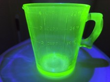 Antique 1930's Hazel Atlas Green Uranium Vaseline Glass Measuring 4 Cup 32 oz picture