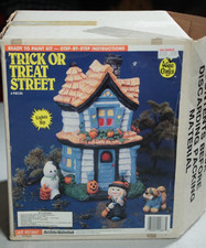 Vintage 90s Wee Crafts Trick Or Treat Street Halloween Ready to Paint Kit 21667 picture