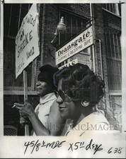1974 Press Photo Amalgamated Clothing Workers of America - Workers on Strike picture