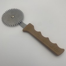 Vtg 60's Travco Hippie Daisy Flowers Yellow Kitchen Utensil Dough Pastry Cutter picture
