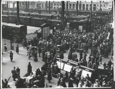 Crowd at Waterloo Station in London England 1919 OLD PHOTO picture