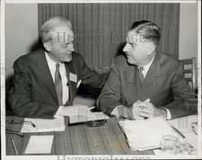 1955 Press Photo Paul M. Butler and Neil Staebler discuss party organization, IL picture