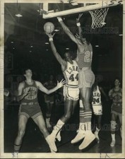 1971 Press Photo Butch Webster of LSUNO Basketball in game with Samford Bulldogs picture
