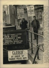 1966 Press Photo Pickets and a sign signify a subway strike in New York picture