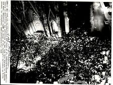 LG48 1969 Wire Photo MORATORIUM DAY CROWD AT ST PATRICK'S CATHEDRAL New York picture