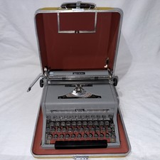 Vintage 1949 Royal Quiet Deluxe Portable Typewriter with the Case - Works picture