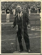 1970 Press Photo Pat O'Brien during a pregame rendition of the National Anthem picture