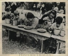 1946 Press Photo Italian children eat at UNRRA lunch at Comensoli School. picture