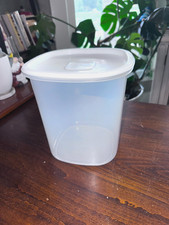 VTG Rubbermaid Nesting Kitchen Food Canister ~ White Seal 21 Cup Capacity picture