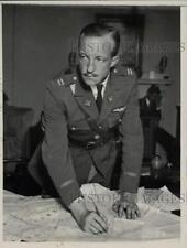 1929 Press Photo Captain Ross Hoyt examining the route from Mitchell Field, LI. picture