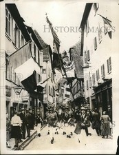 1931 Press Photo Young men parade on streets of Ribeauville before signing up picture
