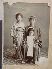 ANTIQUE/VINTAGE SMALL PHOTOGRAPH OF A MAN WITH CHILDREN FROM THE EARLY 1900s picture