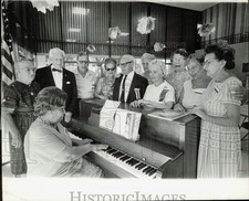 1968 Press Photo Senior Aid Spero Cokine Accompanies Singing Group in Miami picture